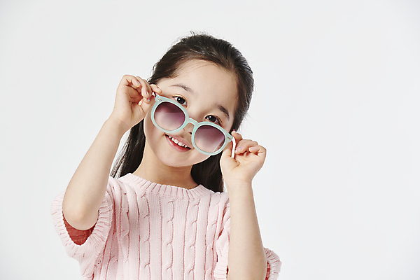 포토 JPG 스튜디오촬영 응시 여자 어린이 한명 미소 소녀 상반신 앞모습 선글라스 한국인 잡기 벗기 갸우뚱 소녀한명만 국내포토 1 시선 안경 뷰포인트 모션 실내 표정 사람 동양인 여자한명만 소녀만 파일형식
