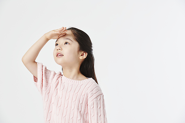 포토 JPG 스튜디오촬영 여자 어린이 한명 손짓 소녀 상반신 옆모습 한국인 올려보기 멀리보기 소녀한명만 국내포토 1 뷰포인트 모션 실내 사람 동양인 여자한명만 소녀만 파일형식