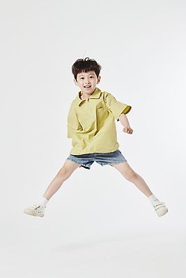 포토 JPG 스튜디오촬영 전신 남자 어린이 한명 미소 손짓 소년 앞모습 점프 주먹 한국인 즐거움 소년한명만 국내포토 1 감정 뷰포인트 모션 실내 표정 사람 동양인 남자한명만 소년만 파일형식