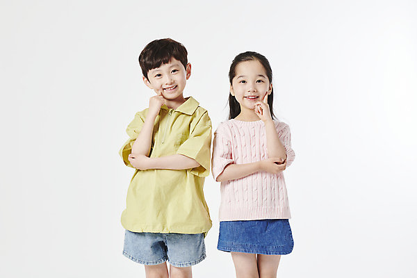 포토 JPG 스튜디오촬영 여자 남자 미소 손짓 소녀 소년 상반신 두명 앞모습 한국인 찌르기 어린이만 국내포토 어린이 뷰포인트 모션 실내 표정 사람 동양인 파일형식