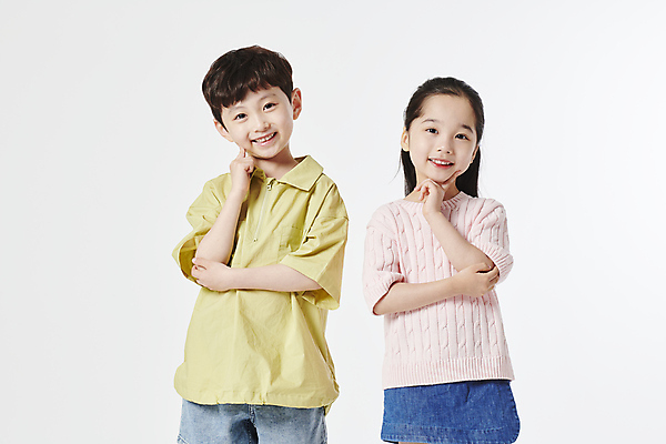 포토 JPG 스튜디오촬영 여자 남자 미소 손짓 소녀 소년 상반신 두명 앞모습 한국인 갸우뚱 찌르기 어린이만 국내포토 어린이 뷰포인트 모션 실내 표정 사람 동양인 파일형식