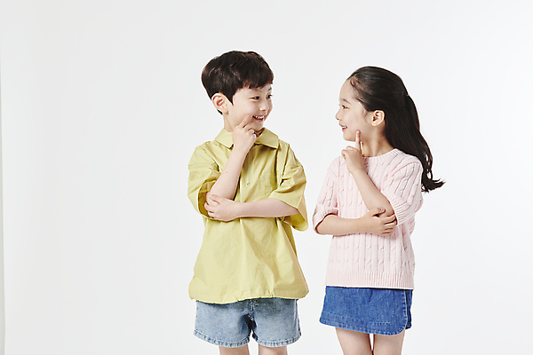 포토 JPG 스튜디오촬영 여자 남자 미소 손짓 소녀 소년 상반신 두명 앞모습 마주보기 한국인 찌르기 어린이만 국내포토 어린이 뷰포인트 모션 실내 표정 사람 동양인 파일형식