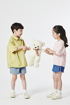 포토 JPG 스튜디오촬영 전신 여자 남자 서기 소녀 소년 두명 옆모습 곰인형 한국인 당기기 싸움 욕심 어린이만 국내포토 어린이 인형 뷰포인트 모션 실내 사람 동양인 파일형식