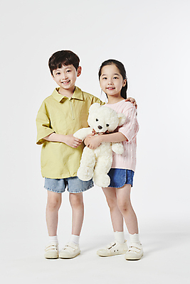 포토 JPG 스튜디오촬영 전신 여자 남자 안기 서기 미소 들기 소녀 소년 두명 앞모습 화목 다정 곰인형 한국인 잡기 인형놀이 배려 어린이만 어깨에손 국내포토 어린이 인형 뷰포인트 컨셉 모션 놀이 실내 표정 사람 동양인 파일형식