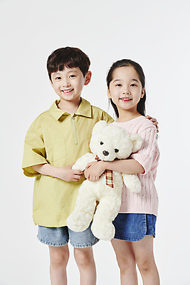 포토 JPG 스튜디오촬영 여자 남자 안기 서기 미소 소녀 소년 상반신 두명 앞모습 화목 다정 곰인형 한국인 잡기 인형놀이 배려 어린이만 어깨에손 국내포토 어린이 인형 뷰포인트 컨셉 모션 놀이 실내 표정 사람 동양인 파일형식