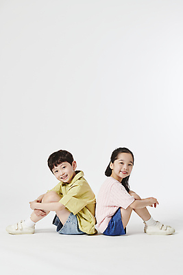 포토 JPG 스튜디오촬영 전신 여자 남자 남매 미소 앉기 소녀 소년 두명 옆모습 한국인 등맞대기 웅크림 어린이만 국내포토 어린이 뷰포인트 가족 모션 실내 표정 사람 동양인 파일형식