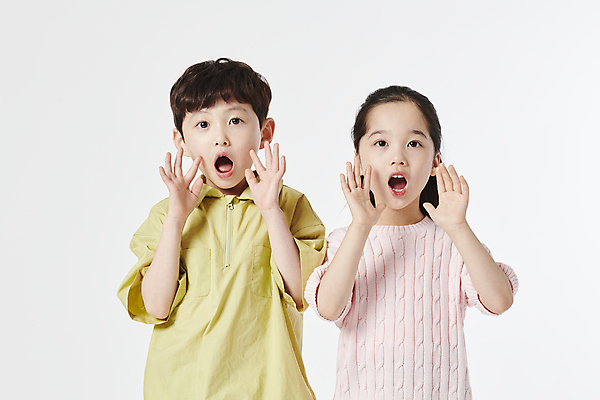 포토 JPG 스튜디오촬영 여자 남자 남매 손짓 소녀 소년 상반신 두명 앞모습 놀람 외침 한국인 어린이만 국내포토 감정 어린이 뷰포인트 가족 모션 실내 표정 사람 동양인 소리 파일형식