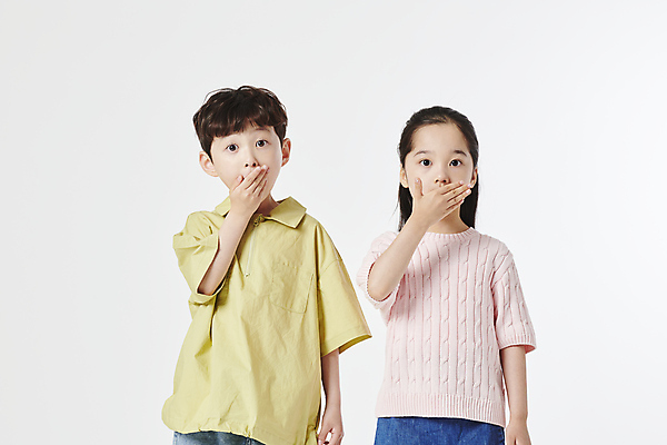 포토 JPG 스튜디오촬영 여자 남자 남매 소녀 소년 상반신 두명 앞모습 놀람 한국인 입가림 어린이만 국내포토 감정 어린이 뷰포인트 가족 실내 표정 사람 동양인 가림 파일형식