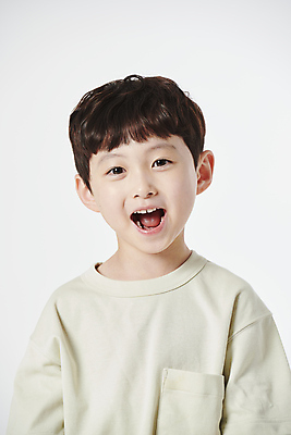 포토 JPG 스튜디오촬영 남자 어린이 입벌림 한명 웃음 소년 상반신 앞모습 놀람 한국인 소년한명만 국내포토 1 감정 뷰포인트 실내 표정 사람 동양인 남자한명만 소년만 파일형식