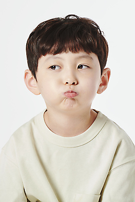 포토 JPG 스튜디오촬영 응시 남자 어린이 한명 소년 상반신 앞모습 한국인 입내밀기 삐침 곁눈질 뾰루퉁 소년한명만 국내포토 1 시선 감정 뷰포인트 모션 실내 사람 동양인 남자한명만 소년만 파일형식