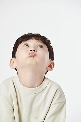 포토 JPG 스튜디오촬영 남자 어린이 생각 한명 소년 상반신 앞모습 한국인 올려보기 고민 고개들기 입내밀기 뾰루퉁 소년한명만 국내포토 1 감정 뷰포인트 모션 실내 사람 동양인 남자한명만 소년만 파일형식