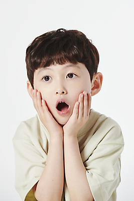 포토 JPG 스튜디오촬영 응시 남자 어린이 입벌림 한명 소년 상반신 앞모습 놀람 한국인 꽃받침 소년한명만 국내포토 1 시선 감정 뷰포인트 실내 표정 사람 동양인 손짓 남자한명만 소년만 파일형식