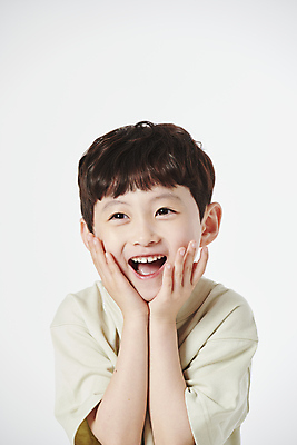 포토 JPG 스튜디오촬영 남자 어린이 한명 웃음 소년 상반신 앞모습 한국인 꽃받침 소년한명만 국내포토 1 뷰포인트 실내 표정 사람 동양인 손짓 남자한명만 소년만 파일형식