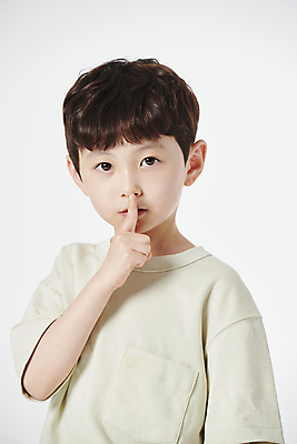 포토 JPG 스튜디오촬영 응시 남자 어린이 무표정 한명 소년 상반신 앞모습 한국인 집중 쉿 소년한명만 국내포토 1 시선 감정 뷰포인트 컨셉 실내 표정 사람 동양인 조용 남자한명만 소년만 파일형식