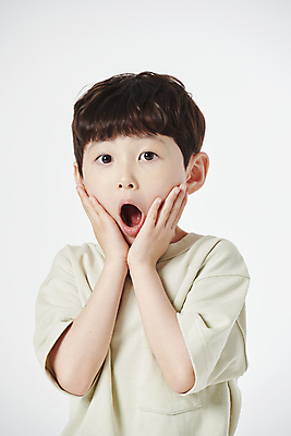 포토 JPG 스튜디오촬영 남자 어린이 입벌림 한명 소년 상반신 앞모습 놀람 한국인 충격 꽃받침 소년한명만 국내포토 1 감정 뷰포인트 실내 표정 사람 동양인 손짓 남자한명만 소년만 파일형식