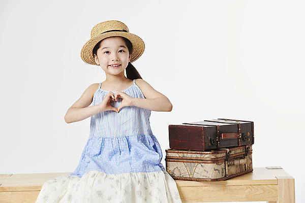 포토 JPG 스튜디오촬영 원피스 여자 어린이 벤치 휴가 한명 미소 앉기 소녀 상반신 앞모습 여행가방 한국인 밀짚모자 손하트 여행준비 소녀한명만 국내포토 모자_잡화 1 옷 뷰포인트 여행 의자 가방 모션 실내 표정 사람 동양인 손짓 준비 여자한명만 소녀만 파일형식