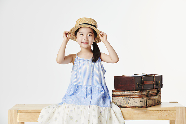 포토 JPG 스튜디오촬영 원피스 여자 어린이 벤치 한명 미소 앉기 소녀 상반신 앞모습 여행가방 한국인 잡기 밀짚모자 여행준비 소녀한명만 국내포토 모자_잡화 1 옷 뷰포인트 여행 의자 가방 모션 실내 표정 사람 동양인 준비 여자한명만 소녀만 파일형식