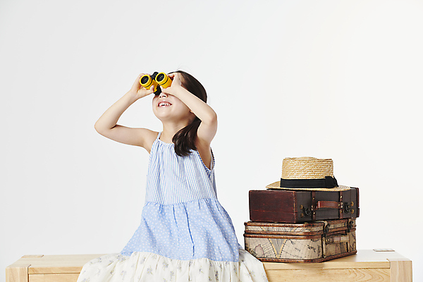 포토 JPG 스튜디오촬영 원피스 여자 어린이 벤치 한명 들기 앉기 소녀 상반신 앞모습 여행가방 쌍안경 한국인 올려보기 관찰 밀짚모자 여행준비 소녀한명만 국내포토 모자_잡화 1 옷 뷰포인트 여행 의자 가방 모션 실내 사람 동양인 망원경 준비 여자한명만 소녀만 파일형식