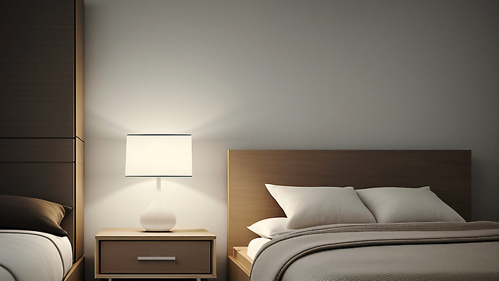 JPG 편집이미지 베개 실내 사람없음 빛 인테리어 침실 이불 흰색 침대 스탠드 포근함 디지털합성 모던 서랍장 심플 미니멀 수면등 편집실사 AI포토 AI콘텐츠 디자인 컬러 가구 침구 조명 내부 감각 CG 파일형식