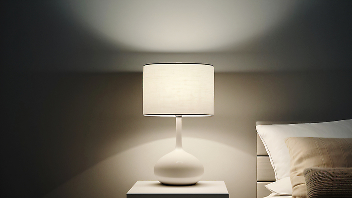 JPG 편집이미지 베개 실내 사람없음 빛 인테리어 어둠 침실 흰색 침대 포근함 디지털합성 모던 심플 미니멀 수면등 편집실사 AI포토 AI콘텐츠 디자인 컬러 가구 침구 조명 내부 감각 CG 파일형식