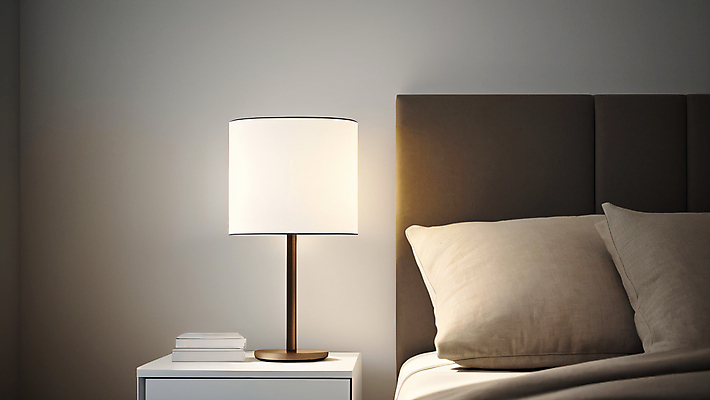 JPG 편집이미지 베개 실내 사람없음 책 인테리어 침실 흰색 침대 스탠드 포근함 디지털합성 모던 심플 미니멀 수면등 편집실사 AI포토 AI콘텐츠 디자인 컬러 가구 침구 조명 내부 감각 CG 파일형식