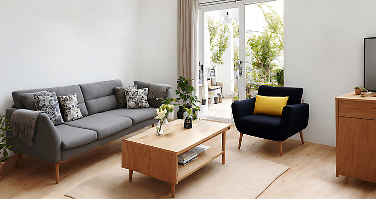 JPG 편집이미지 화분 쿠션 거실 창문 자연 탁자 사람없음 인테리어 소파 꽃병 서랍장 내추럴 플랜테리어 편집실사 AI포토 AI콘텐츠 디자인 꽃 가구 의자 CG 생태계 파일형식