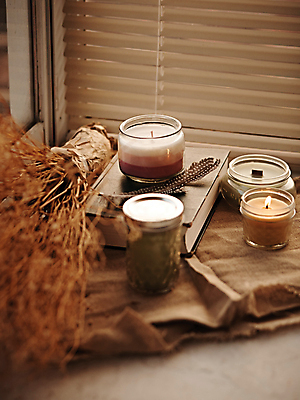 포토 JPG 사람없음 책 갈색 여러개 가을 블라인드 소프트포커스 깃털 오브젝트 향 향초 국내포토 계절 컬러 다수 초 촬영기법 커튼 파일형식