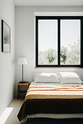 JPG 편집이미지 라이프스타일 액자 창문 베개 실내 사람없음 인테리어 침실 이불 흰색 침대 스탠드 포근함 디지털합성 편집실사 AI포토 AI콘텐츠 디자인 컬러 가구 침구 조명 내부 생활 감각 CG 파일형식