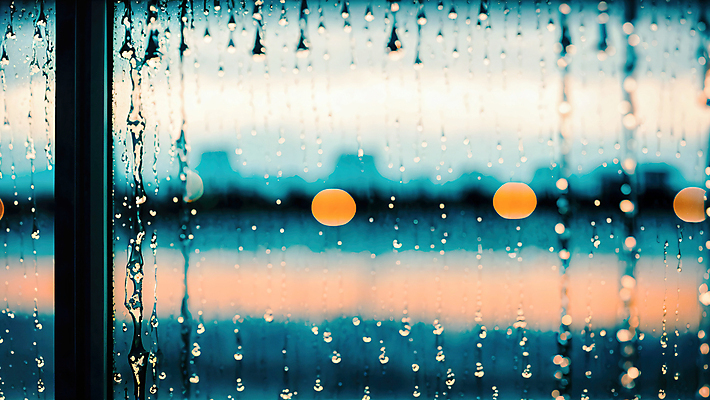 JPG 편집이미지 창문 풍경 사람없음 일몰 비 빗방울 보케 블러효과 편집실사 AI포토 AI콘텐츠 자연요소 날씨 노을 비_날씨 CG 블러 파일형식 효과