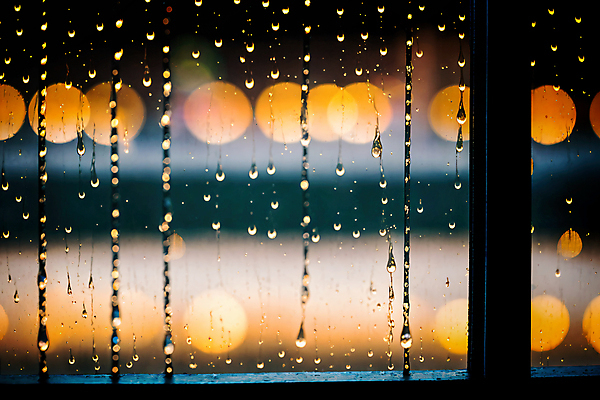 JPG 편집이미지 창문 풍경 사람없음 주황색 비 빗방울 보케 블러효과 편집실사 AI포토 AI콘텐츠 자연요소 컬러 날씨 비_날씨 CG 블러 파일형식 효과