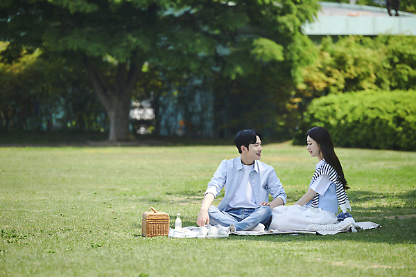 포토 JPG 주간 전신 커플 응시 공원 여자 남자 여유 데이트 휴식 함께함 사랑 미소 앉기 20대 성인 야외 두명 앞모습 옆모습 소풍 다정 한국인 그늘 돗자리 연애 소풍바구니 성인만 국내포토 자연요소 시선 공공시설 감정 뷰포인트 컨셉 관계 모션 표정 사람 동양인 청년 야외활동 바구니 파일형식