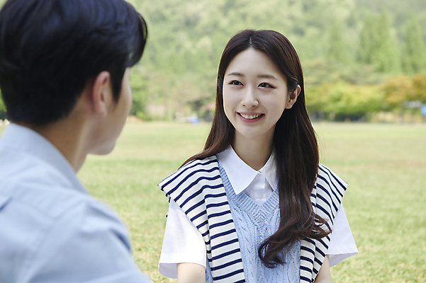 포토 JPG 주간 커플 공원 여자 남자 여유 데이트 휴식 함께함 사랑 미소 상반신 20대 성인 야외 두명 앞모습 뒷모습 소풍 마주보기 다정 한국인 연애 성인만 국내포토 자연요소 공공시설 감정 뷰포인트 컨셉 관계 모션 표정 사람 동양인 청년 야외활동 파일형식