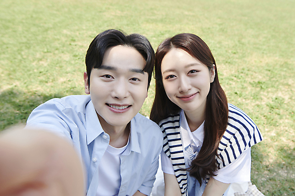 포토 JPG 주간 커플 응시 공원 여자 남자 여유 데이트 휴식 함께함 사랑 미소 앉기 상반신 20대 성인 야외 두명 앞모습 소풍 다정 한국인 소프트포커스 셀프카메라 연애 성인만 국내포토 자연요소 시선 공공시설 감정 뷰포인트 컨셉 관계 모션 촬영기법 표정 사람 동양인 청년 야외활동 사진촬영 파일형식