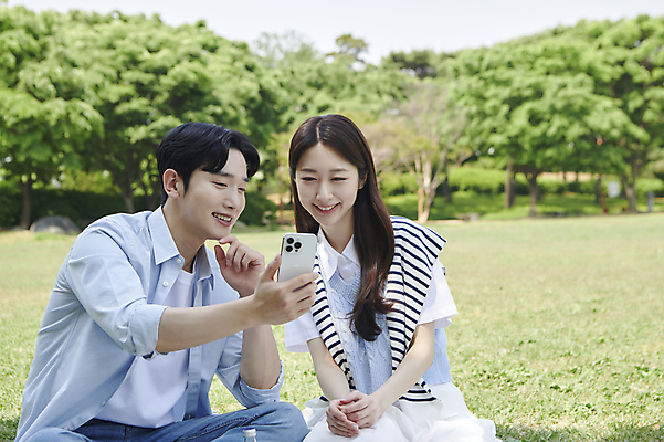 포토 JPG 주간 커플 공원 여자 남자 여유 데이트 휴식 함께함 사랑 미소 들기 앉기 손짓 상반신 20대 성인 야외 두명 앞모습 스마트폰 소풍 다정 한국인 연애 보여주기 성인만 국내포토 자연요소 공공시설 감정 뷰포인트 컨셉 관계 모션 표정 사람 동양인 청년 핸드폰 스마트기기 야외활동 파일형식
