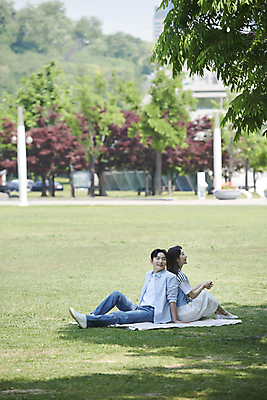 포토 JPG 주간 전신 커플 공원 여자 남자 여유 데이트 휴식 나뭇잎 함께함 사랑 미소 앉기 20대 성인 야외 두명 옆모습 소풍 다정 한국인 올려보기 등맞대기 그늘 돗자리 연애 손모으기 성인만 국내포토 자연요소 공공시설 감정 뷰포인트 컨셉 잎 관계 모션 표정 사람 동양인 손짓 청년 야외활동 파일형식