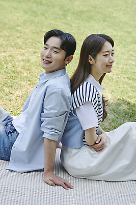 포토 JPG 주간 커플 응시 공원 여자 남자 여유 데이트 휴식 함께함 사랑 미소 앉기 상반신 20대 성인 야외 두명 옆모습 소풍 팔짱 다정 한국인 등맞대기 돗자리 연애 성인만 국내포토 자연요소 시선 공공시설 감정 뷰포인트 컨셉 관계 모션 표정 사람 동양인 청년 야외활동 파일형식