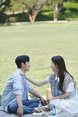 포토 JPG 주간 전신 커플 공원 여자 남자 여유 음료 데이트 휴식 함께함 사랑 미소 앉기 20대 성인 야외 두명 옆모습 소풍 마주보기 다정 한국인 돗자리 도시락 연애 성인만 어깨에손 국내포토 자연요소 공공시설 감정 음식 뷰포인트 컨셉 관계 모션 표정 사람 동양인 청년 야외활동 파일형식