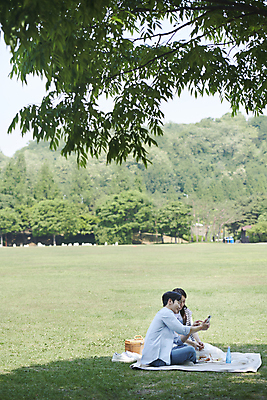 포토 JPG 주간 전신 커플 공원 여자 남자 여유 데이트 휴식 나뭇잎 함께함 사랑 미소 들기 앉기 20대 성인 야외 두명 옆모습 소풍 다정 한국인 그늘 돗자리 연애 보여주기 소풍바구니 성인만 국내포토 자연요소 공공시설 감정 뷰포인트 컨셉 잎 관계 모션 표정 사람 동양인 청년 야외활동 바구니 파일형식