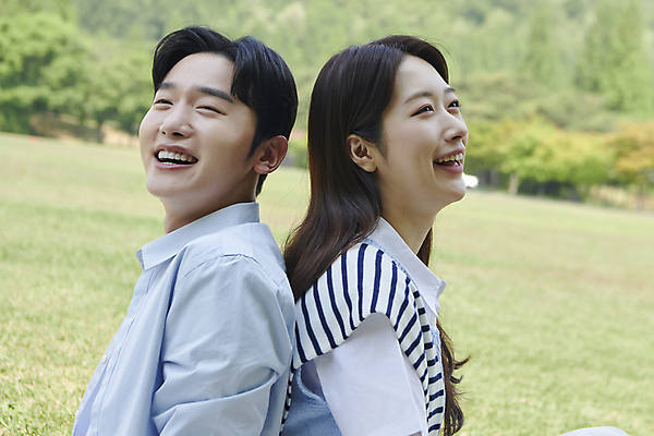 포토 JPG 주간 커플 공원 여자 남자 여유 데이트 휴식 함께함 사랑 미소 웃음 상반신 20대 성인 야외 두명 옆모습 소풍 다정 한국인 올려보기 등맞대기 연애 성인만 국내포토 자연요소 공공시설 감정 뷰포인트 컨셉 관계 모션 표정 사람 동양인 청년 야외활동 파일형식