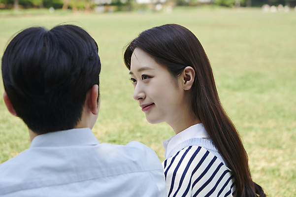 포토 JPG 주간 커플 공원 여자 남자 여유 데이트 휴식 함께함 사랑 미소 상반신 20대 성인 야외 두명 옆모습 뒷모습 소풍 다정 한국인 연애 성인만 국내포토 자연요소 공공시설 감정 뷰포인트 컨셉 관계 표정 사람 동양인 청년 야외활동 파일형식