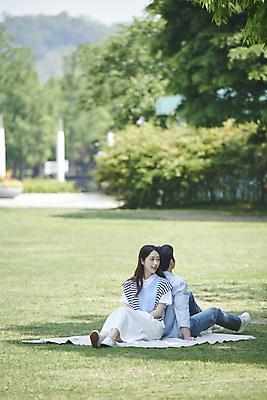 포토 JPG 주간 전신 커플 응시 공원 여자 남자 여유 데이트 휴식 나뭇잎 함께함 사랑 미소 앉기 20대 성인 야외 두명 앞모습 뒷모습 소풍 다정 한국인 등맞대기 그늘 돗자리 연애 성인만 국내포토 자연요소 시선 공공시설 감정 뷰포인트 컨셉 잎 관계 모션 표정 사람 동양인 청년 야외활동 파일형식