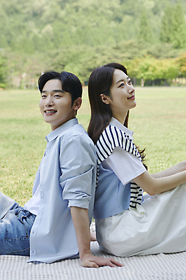 포토 JPG 주간 커플 공원 여자 남자 여유 데이트 휴식 함께함 사랑 미소 앉기 상반신 20대 성인 야외 두명 옆모습 소풍 다정 한국인 올려보기 등맞대기 돗자리 연애 성인만 국내포토 자연요소 공공시설 감정 뷰포인트 컨셉 관계 모션 표정 사람 동양인 청년 야외활동 파일형식