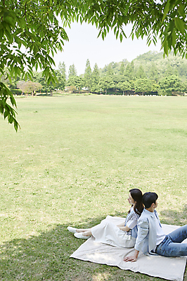 포토 JPG 주간 전신 커플 공원 여자 남자 여유 데이트 휴식 나뭇잎 함께함 사랑 앉기 20대 성인 야외 두명 옆모습 하이앵글 소풍 다정 한국인 등맞대기 그늘 돗자리 연애 성인만 국내포토 자연요소 공공시설 감정 뷰포인트 컨셉 잎 관계 모션 사람 동양인 청년 야외활동 파일형식