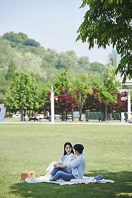 포토 JPG 주간 전신 커플 공원 여자 남자 여유 데이트 휴식 나뭇잎 함께함 사랑 미소 앉기 20대 성인 야외 두명 옆모습 소풍 마주보기 다정 한국인 그늘 돗자리 연애 소풍바구니 성인만 국내포토 자연요소 공공시설 감정 뷰포인트 컨셉 잎 관계 모션 표정 사람 동양인 청년 야외활동 바구니 파일형식