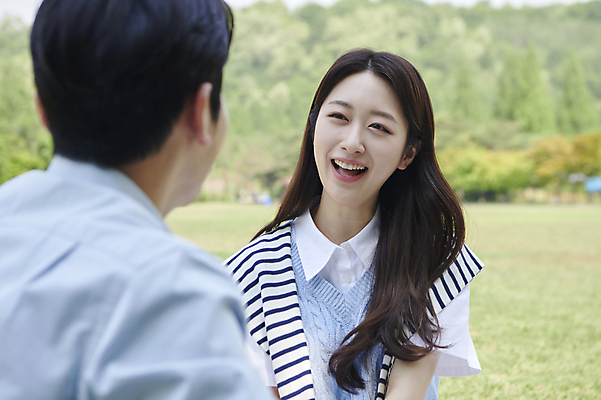포토 JPG 주간 커플 공원 여자 남자 여유 데이트 휴식 함께함 사랑 미소 웃음 상반신 20대 성인 야외 두명 앞모습 뒷모습 소풍 마주보기 다정 한국인 연애 성인만 국내포토 자연요소 공공시설 감정 뷰포인트 컨셉 관계 모션 표정 사람 동양인 청년 야외활동 파일형식
