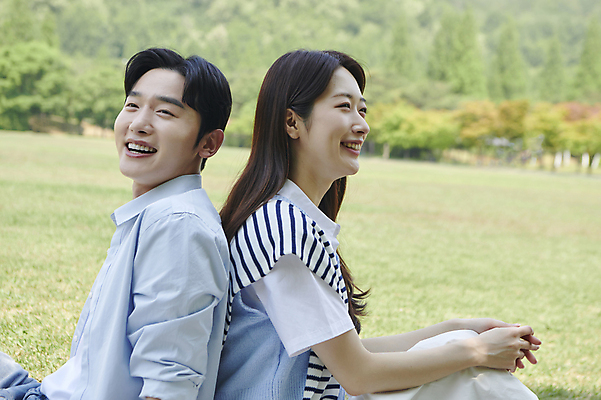 포토 JPG 주간 커플 응시 공원 여자 남자 여유 데이트 휴식 함께함 사랑 미소 앉기 상반신 20대 성인 야외 두명 옆모습 소풍 다정 한국인 등맞대기 연애 손모으기 성인만 국내포토 자연요소 시선 공공시설 감정 뷰포인트 컨셉 관계 모션 표정 사람 동양인 손짓 청년 야외활동 파일형식