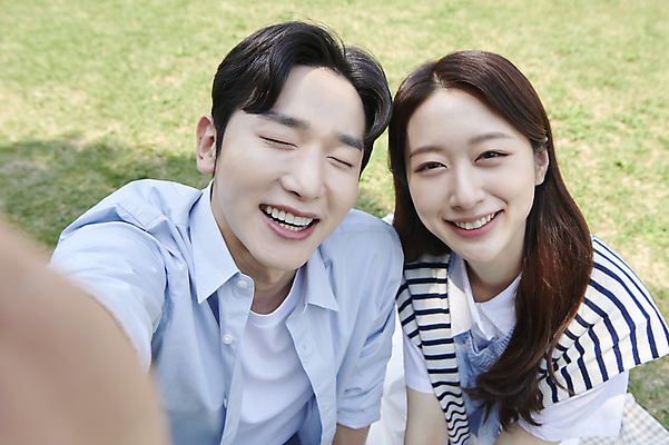 포토 JPG 주간 커플 공원 여자 남자 여유 데이트 휴식 함께함 사랑 미소 앉기 상반신 20대 성인 야외 두명 앞모습 소풍 눈감음 다정 한국인 셀프카메라 연애 성인만 국내포토 자연요소 공공시설 감정 뷰포인트 컨셉 관계 모션 표정 사람 동양인 청년 야외활동 사진촬영 파일형식