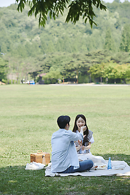 포토 JPG 주간 전신 커플 공원 여자 남자 여유 음료 데이트 휴식 나뭇잎 함께함 사랑 미소 앉기 20대 성인 야외 두명 앞모습 뒷모습 소풍 다정 한국인 그늘 먹여주기 돗자리 연애 소풍바구니 성인만 국내포토 자연요소 공공시설 감정 뷰포인트 컨셉 잎 관계 모션 표정 사람 동양인 청년 야외활동 바구니 먹기 파일형식