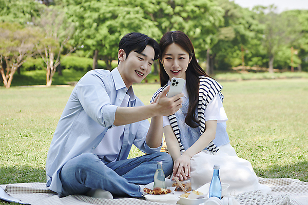 포토 JPG 주간 전신 커플 응시 공원 여자 남자 여유 음료 데이트 휴식 함께함 사랑 미소 들기 앉기 20대 성인 야외 두명 앞모습 옆모습 스마트폰 소풍 다정 한국인 돗자리 도시락 연애 보여주기 성인만 국내포토 자연요소 시선 공공시설 감정 음식 뷰포인트 컨셉 관계 모션 표정 사람 동양인 청년 핸드폰 스마트기기 야외활동 파일형식