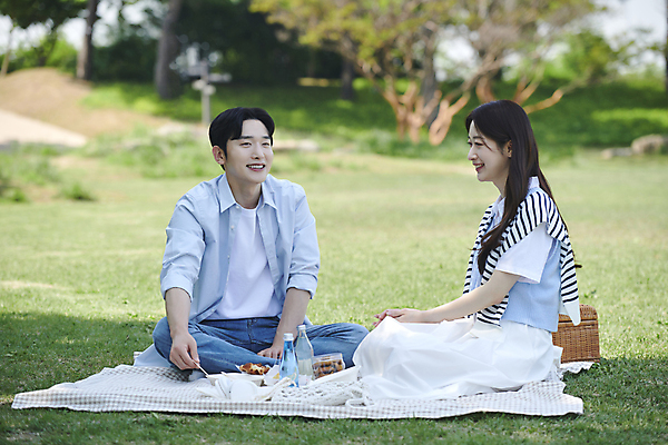 포토 JPG 주간 전신 커플 공원 여자 남자 여유 음료 데이트 휴식 함께함 사랑 미소 앉기 20대 성인 야외 두명 앞모습 옆모습 소풍 다정 한국인 돗자리 도시락 연애 소풍바구니 성인만 국내포토 자연요소 공공시설 감정 음식 뷰포인트 컨셉 관계 모션 표정 사람 동양인 청년 야외활동 바구니 파일형식